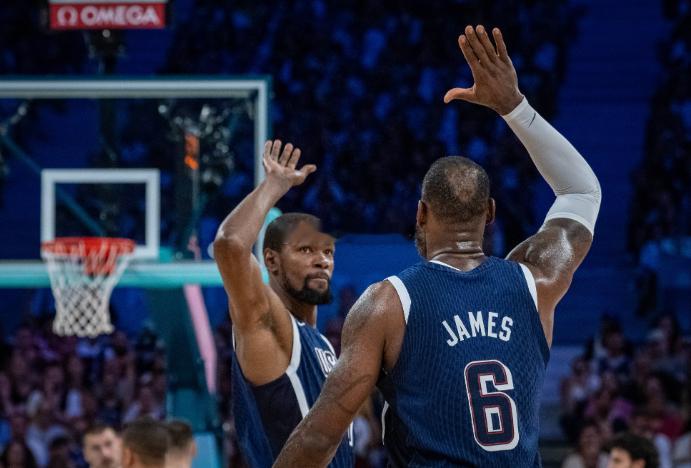 詹杜库最后联手13分锁定胜局！特雷-杨：你们都觉得这三人会输？美国男篮半决赛95