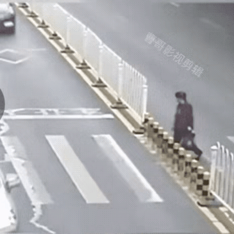 这个责任怎么划分？
如果是行人闯红灯，黑车可以无责吗？
如果没有信号灯，那黑车要
