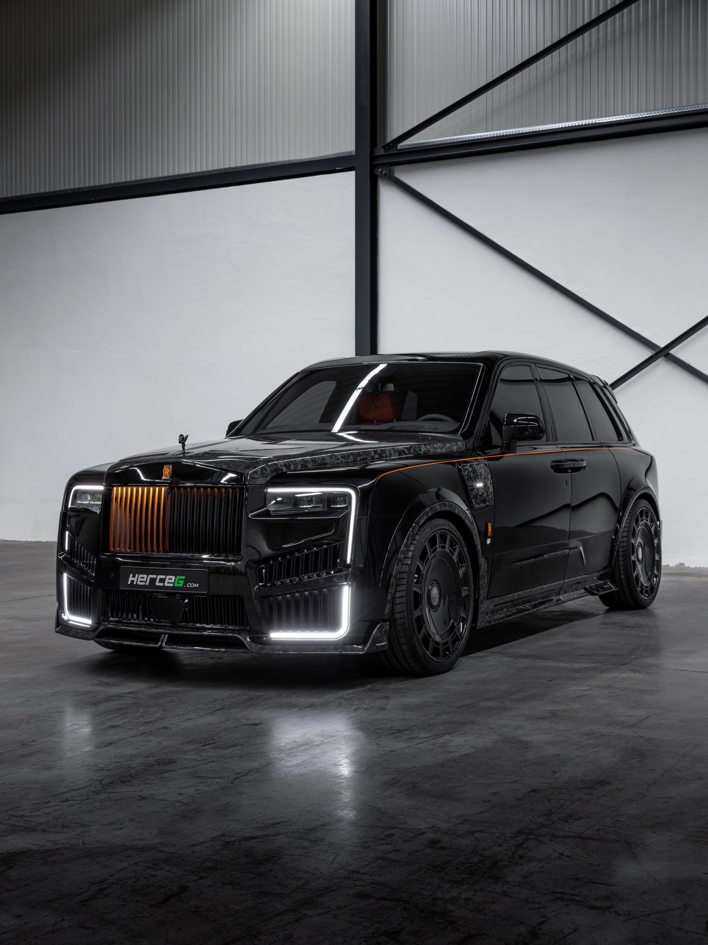 劳斯莱斯库利南Series II搭载全新MANSORY宽体套件。- 碳纤维引擎盖