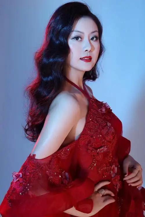 10月15日，演员王佳佳在新剧路演中，聊起和搭档李一桐拍摄《美人余》时互扇巴掌的