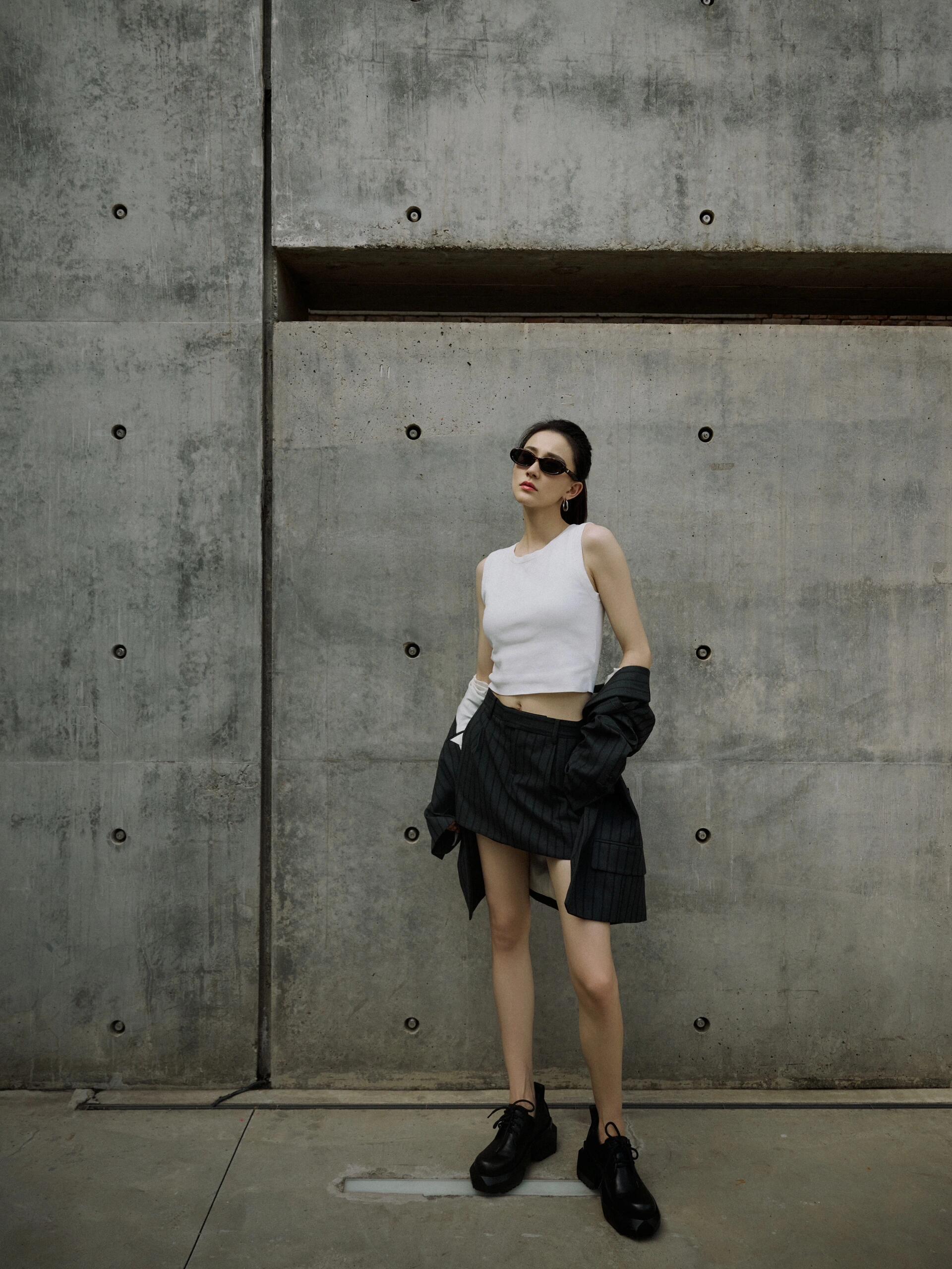 张豆豆，黑白搭配，秋日户外，酷飒有型 ​​​