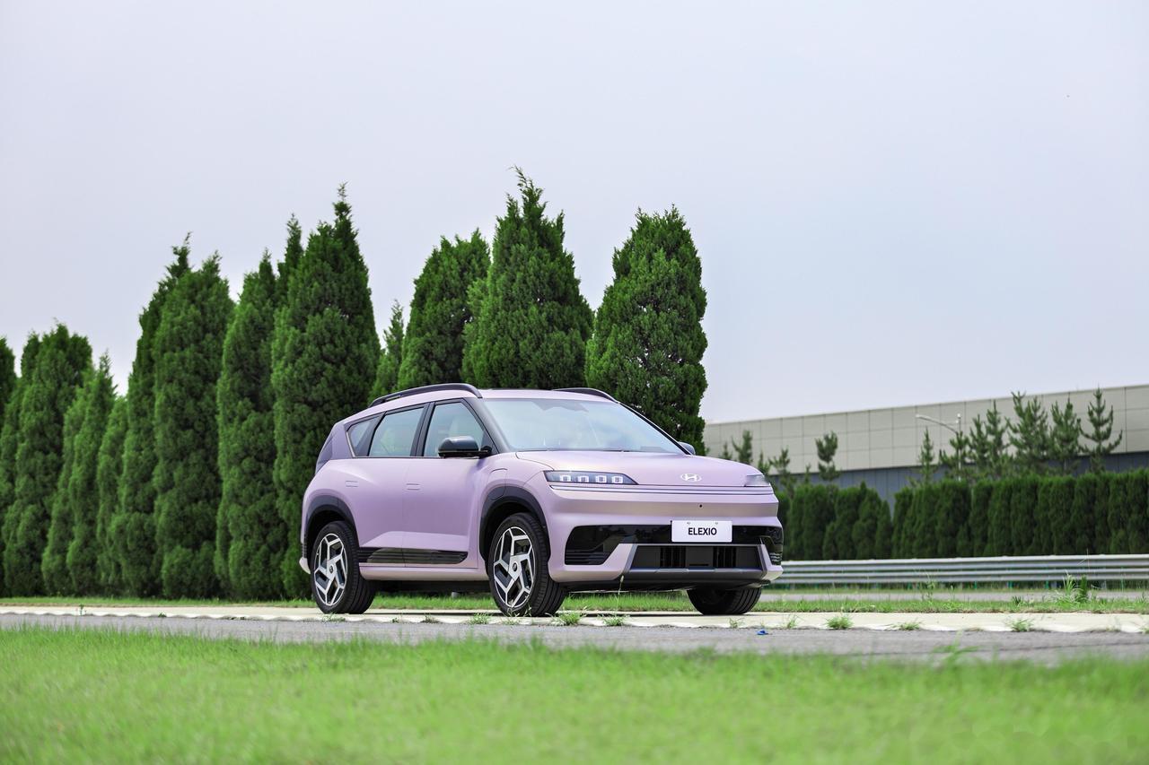 这就是现实啊！

电车30万：使用10年，电费1万，卖1.5万；
油车30万：使