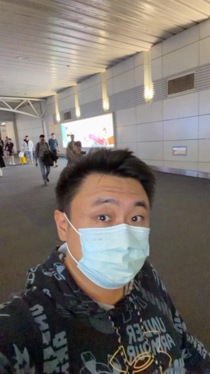 堵门儿进已经是惯性了么…坐飞机也堵了个门儿