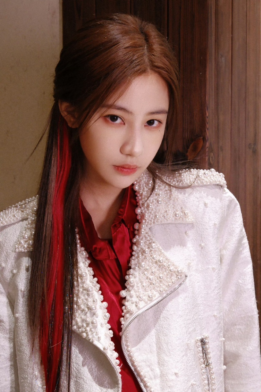袁一琦袁一琦红色挑染袁一琦白珍珠西装袁一琦红色挑染好酷期待今晚袁一琦啦