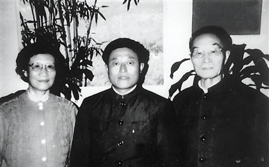 1972年解放军战士救下一个突然“中毒”的病重老人，却被组织突然要求退伍，后来才