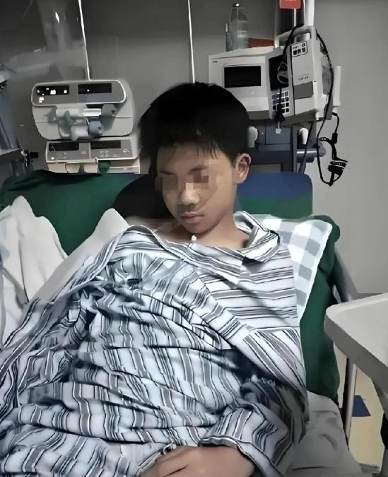 16岁男孩诊断重度抑郁，花光35万积蓄治疗无效，父亲一脚踹去：“装模作样！”想不