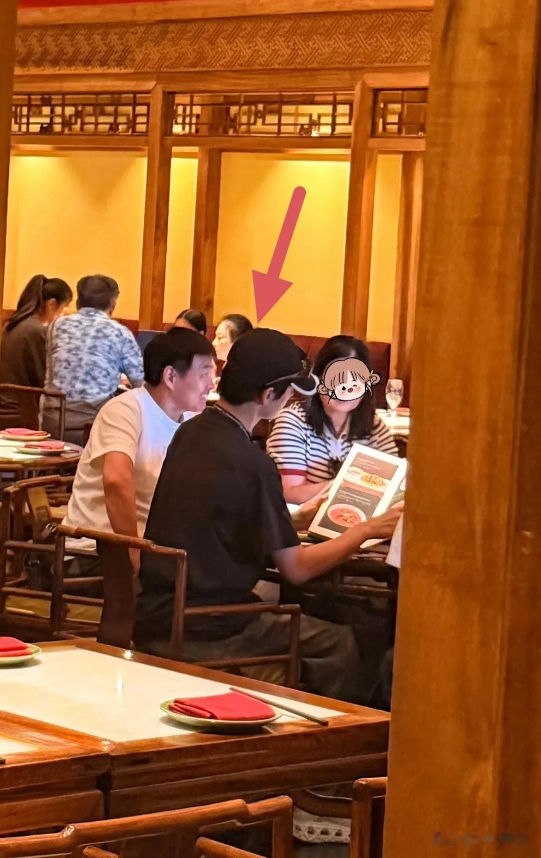 杨洋带着父母现身洛杉矶一中餐厅，看杨爸爸的眉眼，感觉杨洋的侧颜是随了爸啊，尤其是