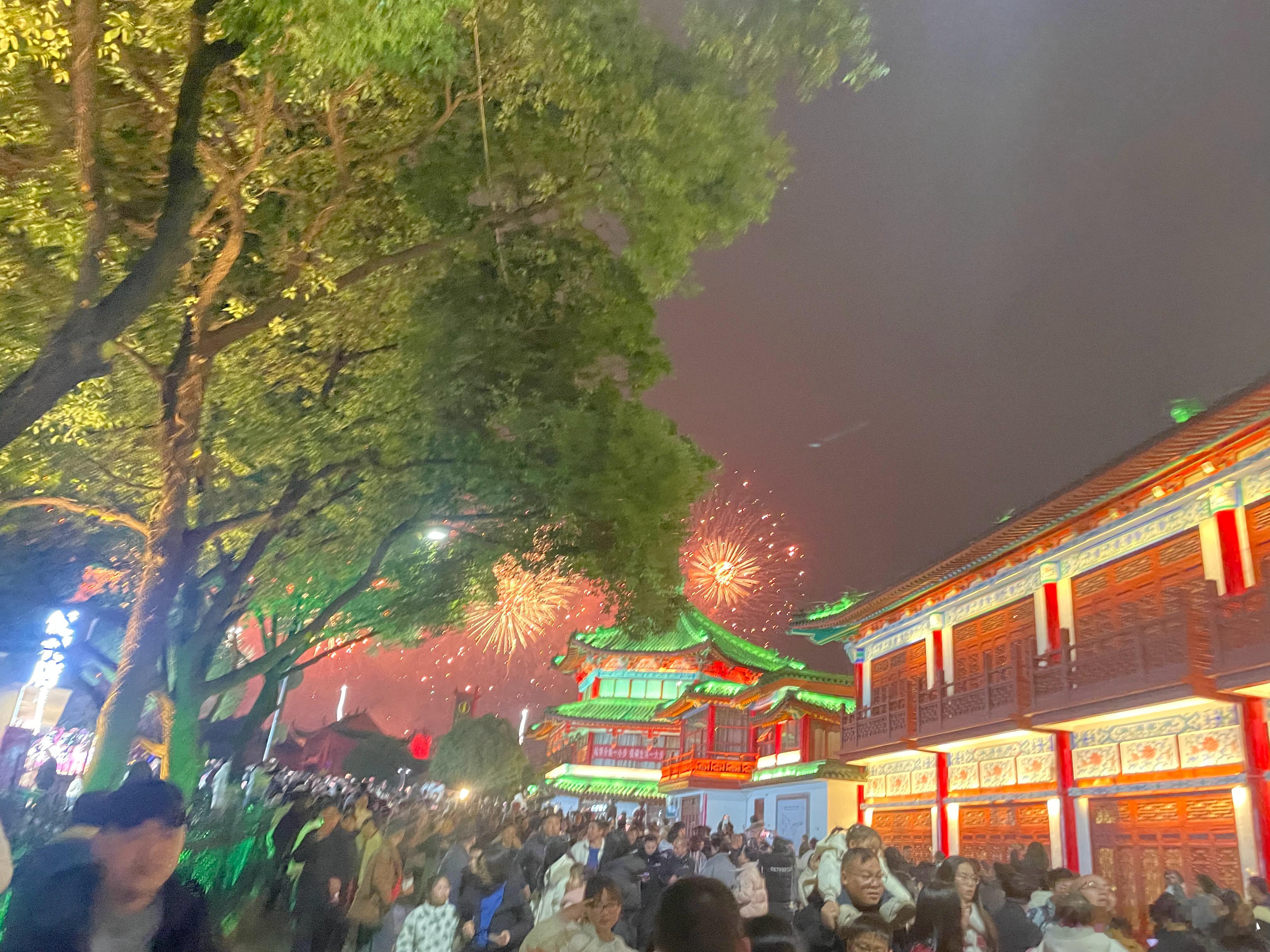 一张图证明我来过这里 南昌烟花秀真美辛苦了各位交警部门以及协同安保部门，井然有序