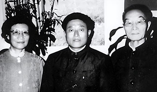 1972年，张爱萍将军因政治处境被“监护”治疗，身份隐匿，住进医院。

这位战士