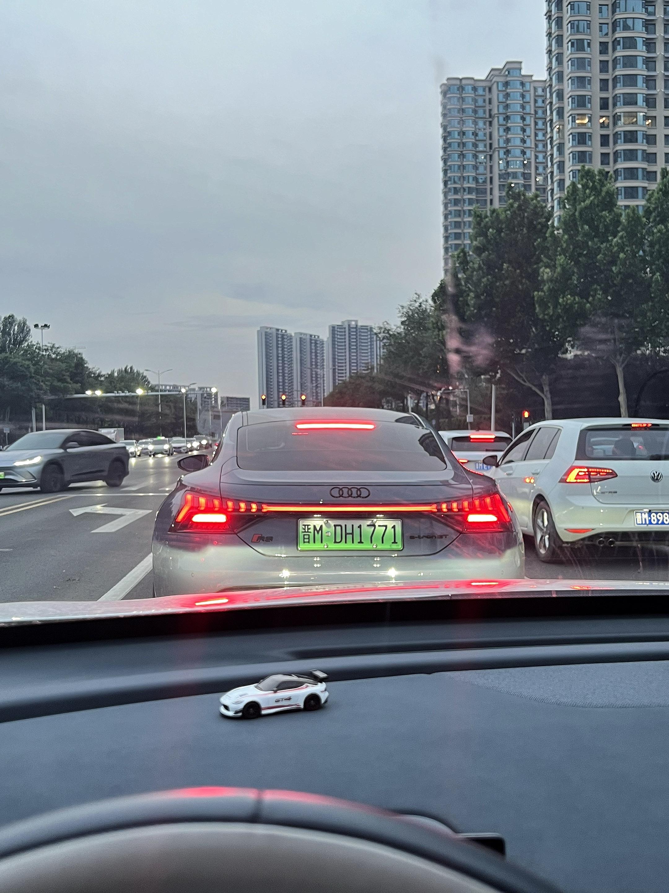 这绿牌奥迪怎么还带RS