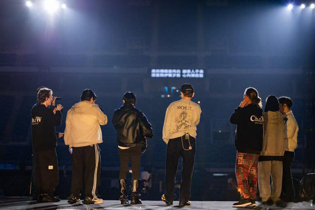 陶喆和天津海棠猫同框了从武汉樱花到天津海棠， 你是真爱赏花啊！这周末Soul P