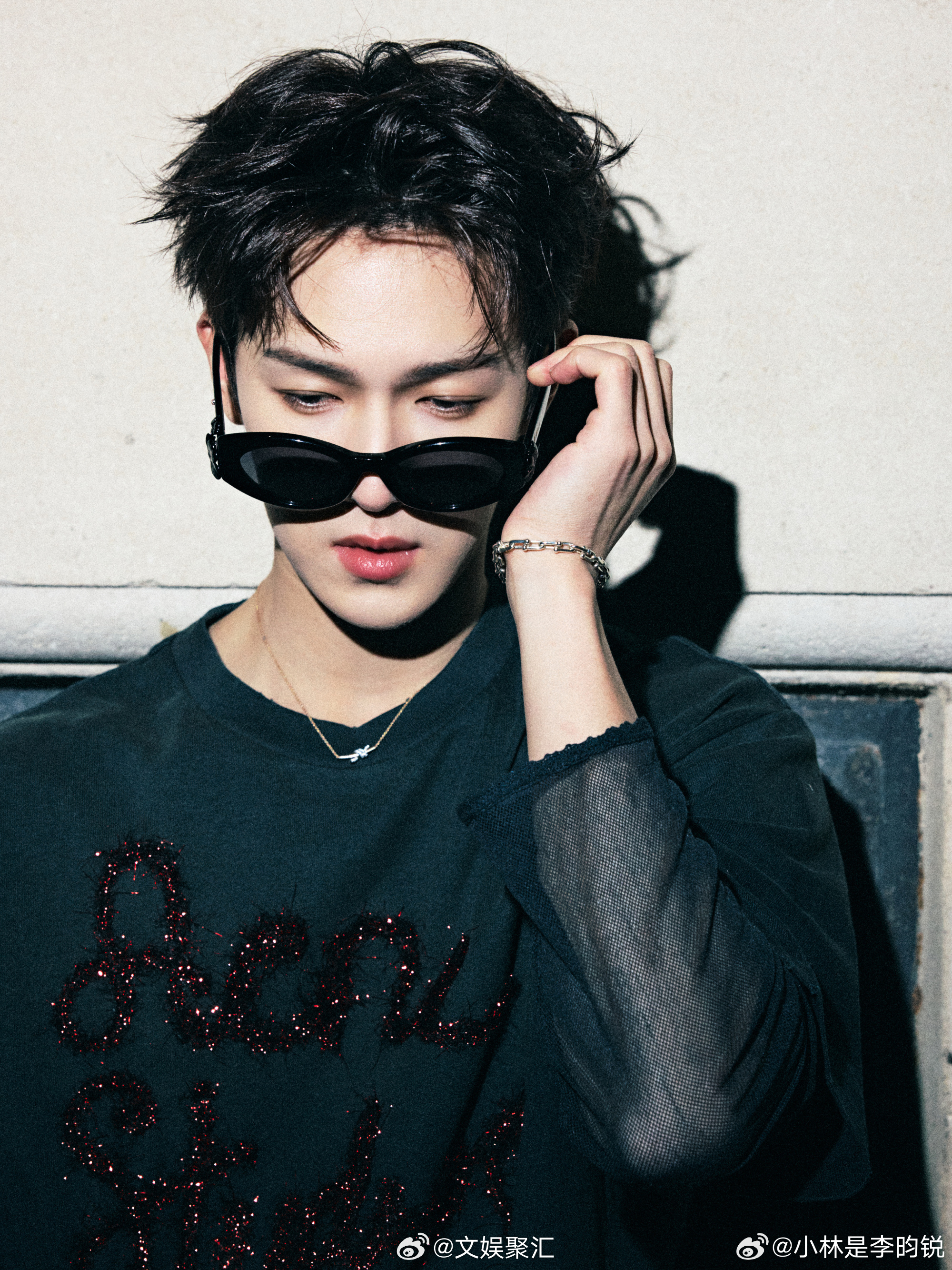 李昀锐墨镜皮衣look李昀锐邢武pro帅我一脸谁能拒绝皮衣墨镜帅哥！李昀锐演的邢