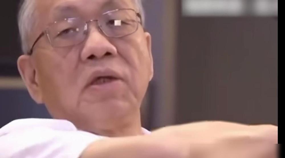 丘成桐亲口讲过一件事，当年北大等一批尖子生去哈佛读博，考博士资格试，人家考一百八