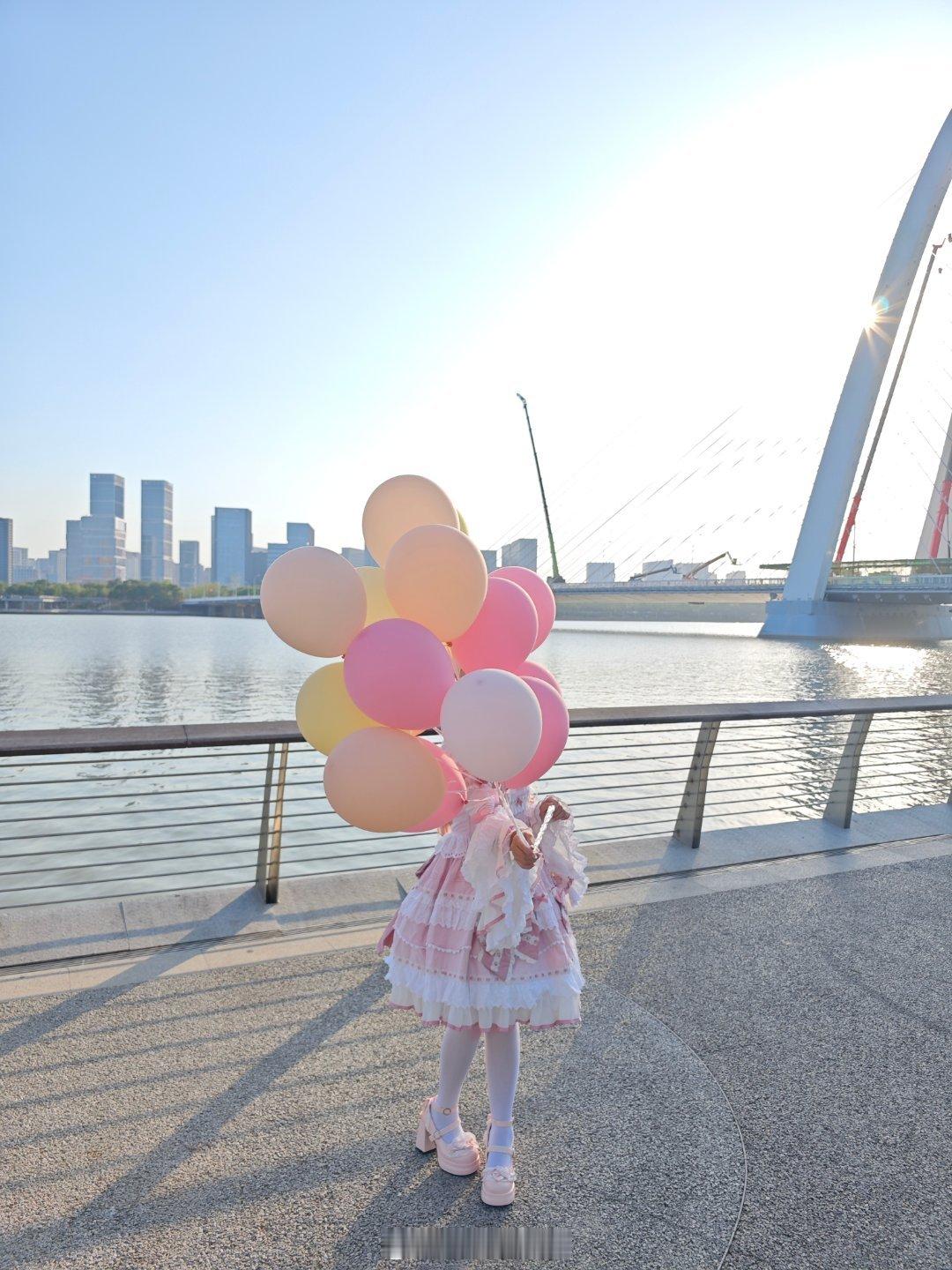 汇报一下今日拍摄情况翻出了我压箱底的漂亮小裙子顶着38℃的太阳去拍了生日贺图从里