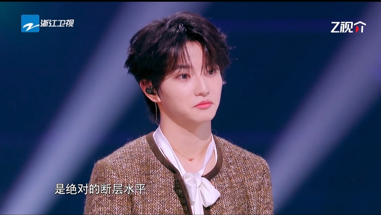 黄子弘凡对穆祉丞挑眉黄子弘凡穆祉丞你俩干啥呢隔着座位疯狂眼神互动，黄子弘凡一记挑