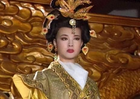 你见过七旬老人谈恋爱吗？还是那种甜言蜜语、撒娇示爱的热恋？🤔

最近，刘晓庆又