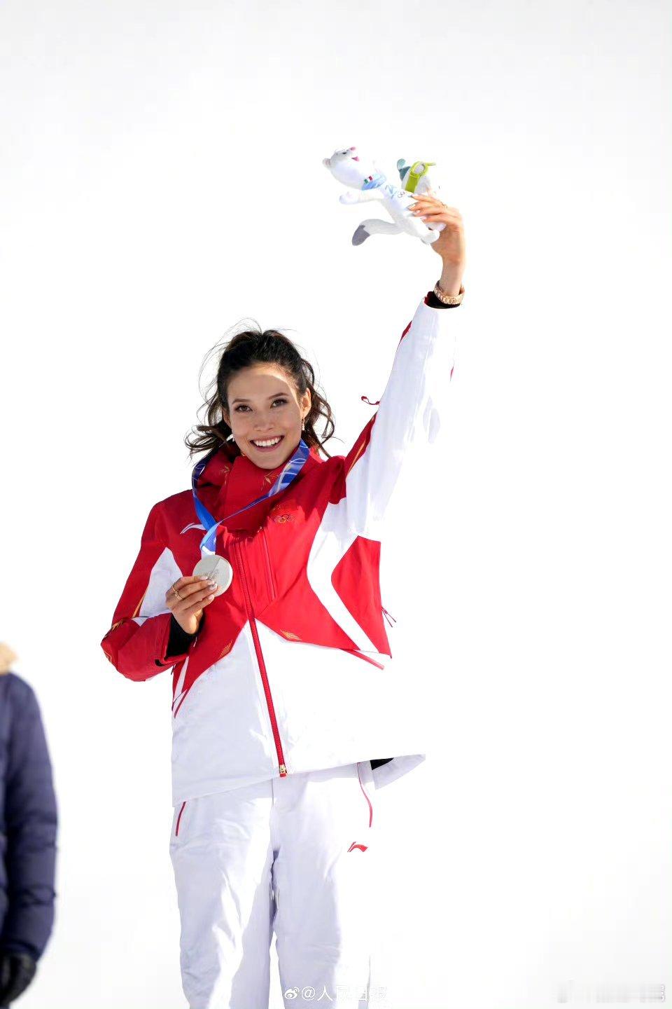 谷爱凌1个项目收入1墩1蒂娜真·稳定输出天花板！同一个坡面障碍项目，北京抱冰墩墩