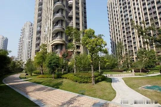 乡间聚居区安装小区式门禁，城市化照搬模式真的适配乡土吗
 
行驶在郊外乡间道路的