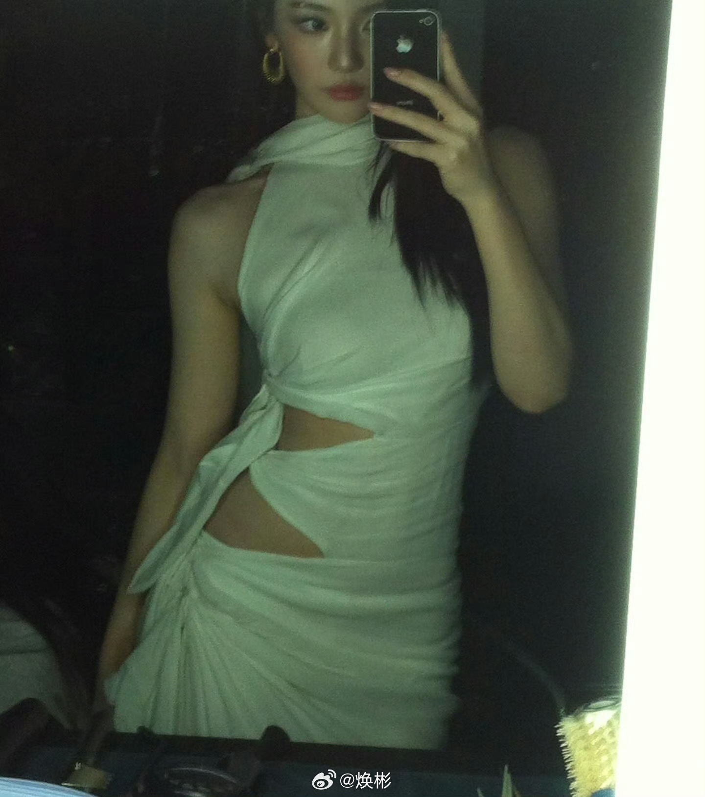 刷到一个好看的小姐姐还在用iPhone 4！ 