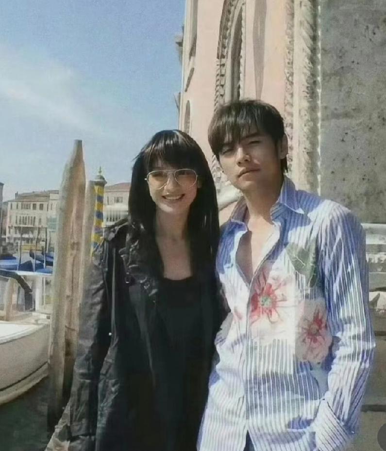 时光里的他们，从未老去
 
刷手机时，偶然刷到2005年周杰伦与周迅在威尼斯拍摄