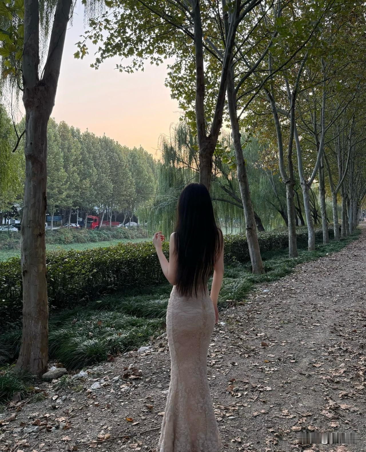 春去秋来，又到落叶时节
秋季的林间小路，风景也是很美哦！