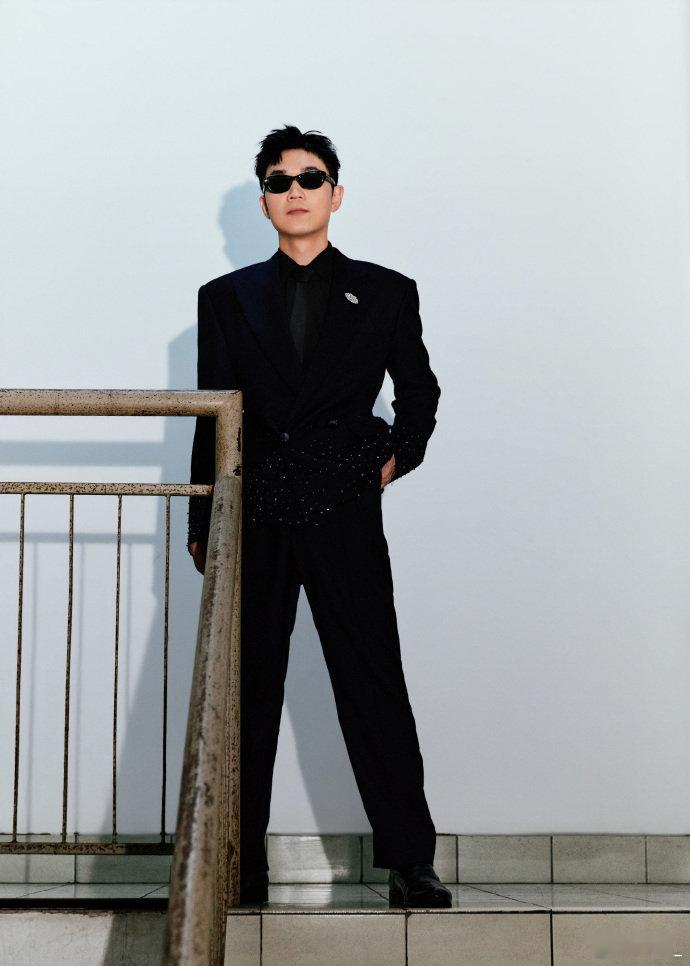 大鹏11年从新人导演成长为实力派导演大鹏获最受传媒关注导演编剧对比十一年前拍摄《