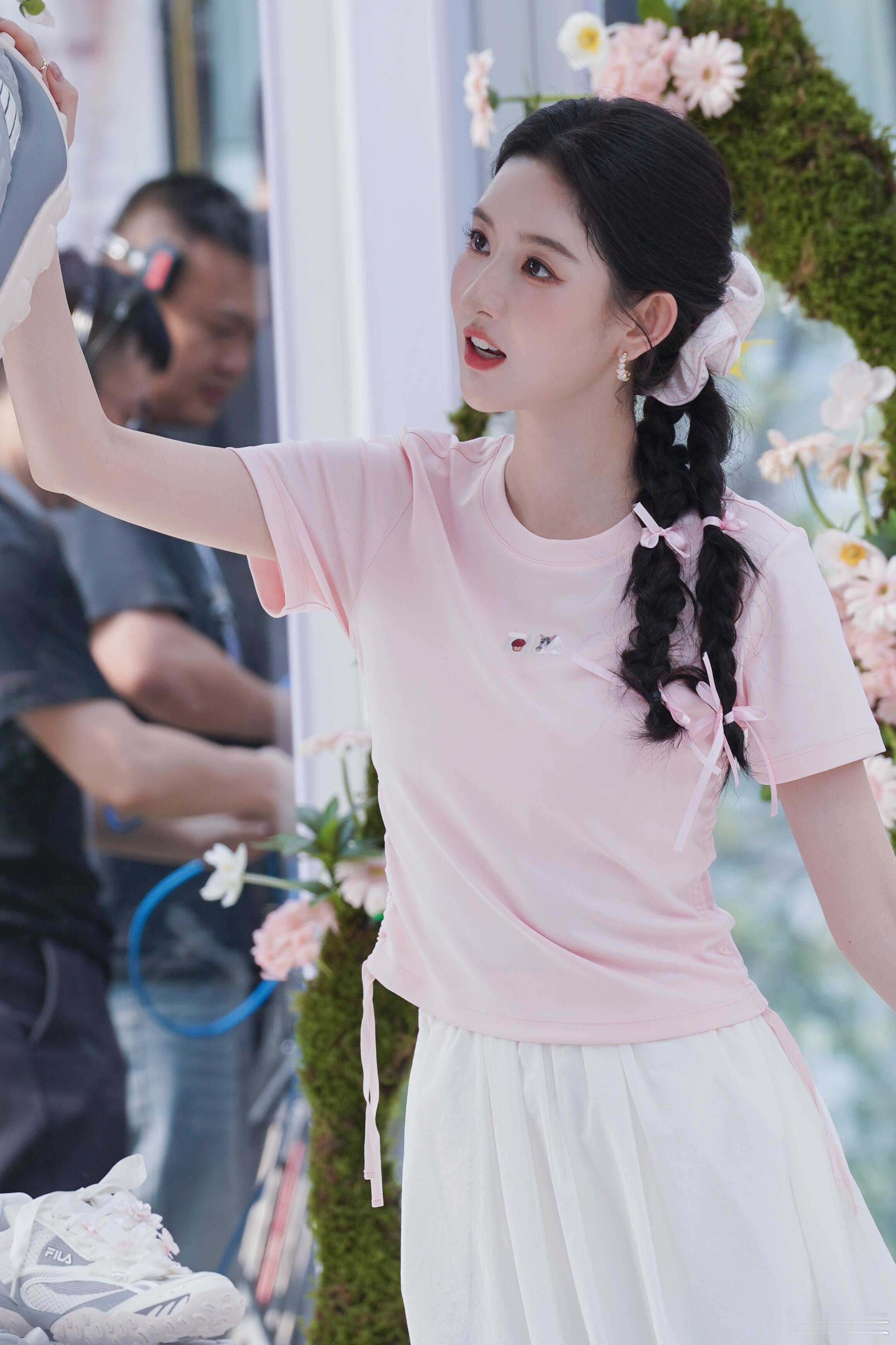 基础款的浅粉T恤，搭配同色系丝带编发，王玉雯又甜又清爽！ 