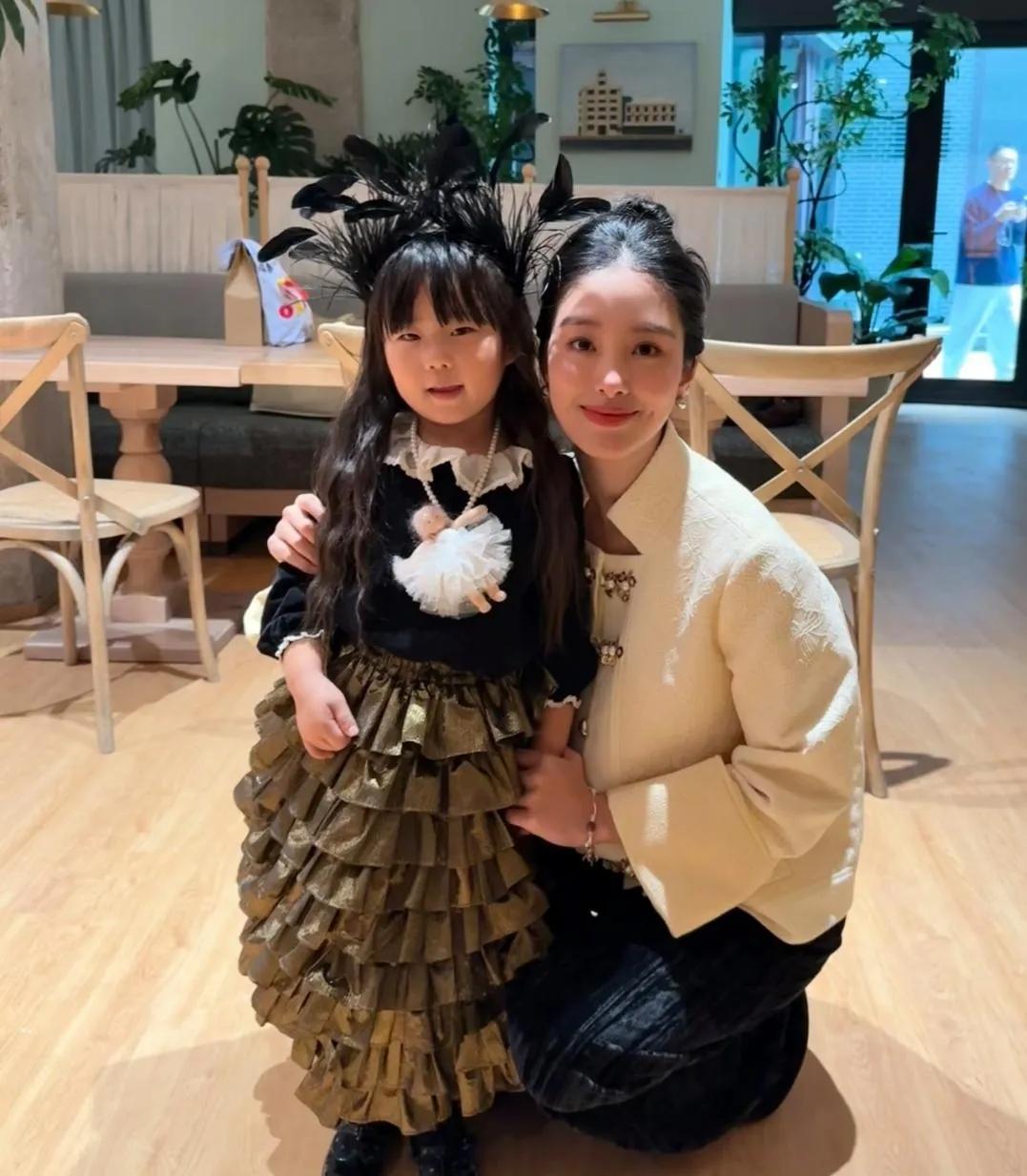 杨采钰上海咖啡店路透太绝了！33岁贵气感拉满，这颜值身材不红真可惜
 
杨采钰在