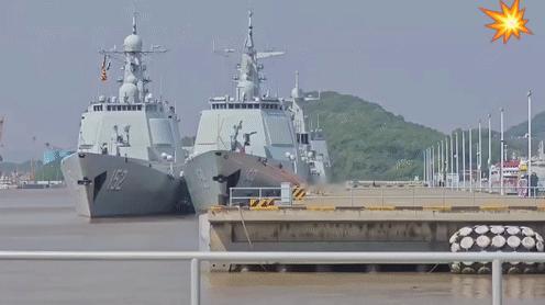 海军节开放活动，停泊码头的052D舰炮进行左右旋转、俯仰抬头低头的空载机械运动；