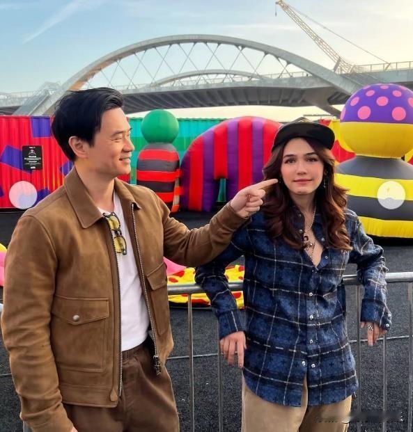泰娱时尚女王Chompoo和富商老公Hiso Nott带娃出国度假，Gale小姐
