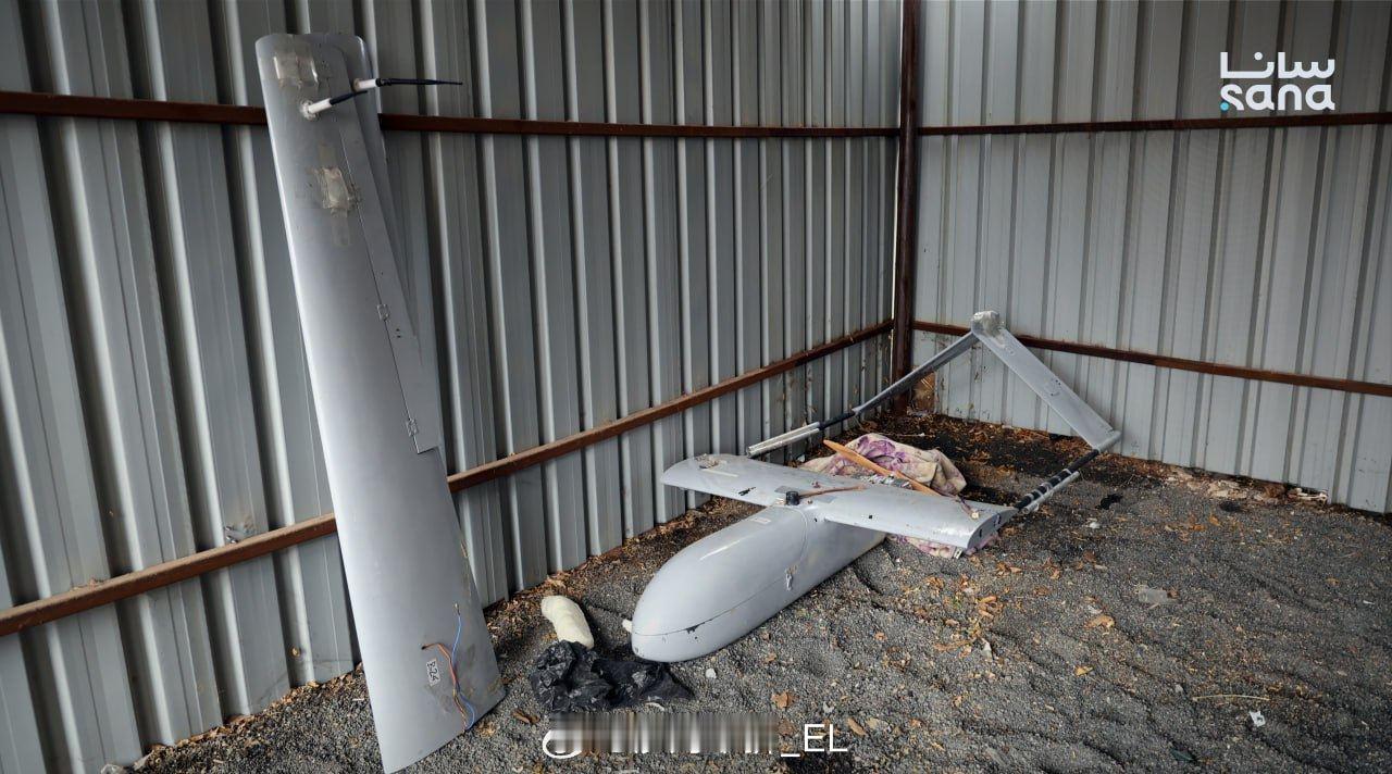 叙利亚拉卡省塔布卡市，HTS发现了库尔德武装丢弃的一些固定翼自杀式无人机。看起来