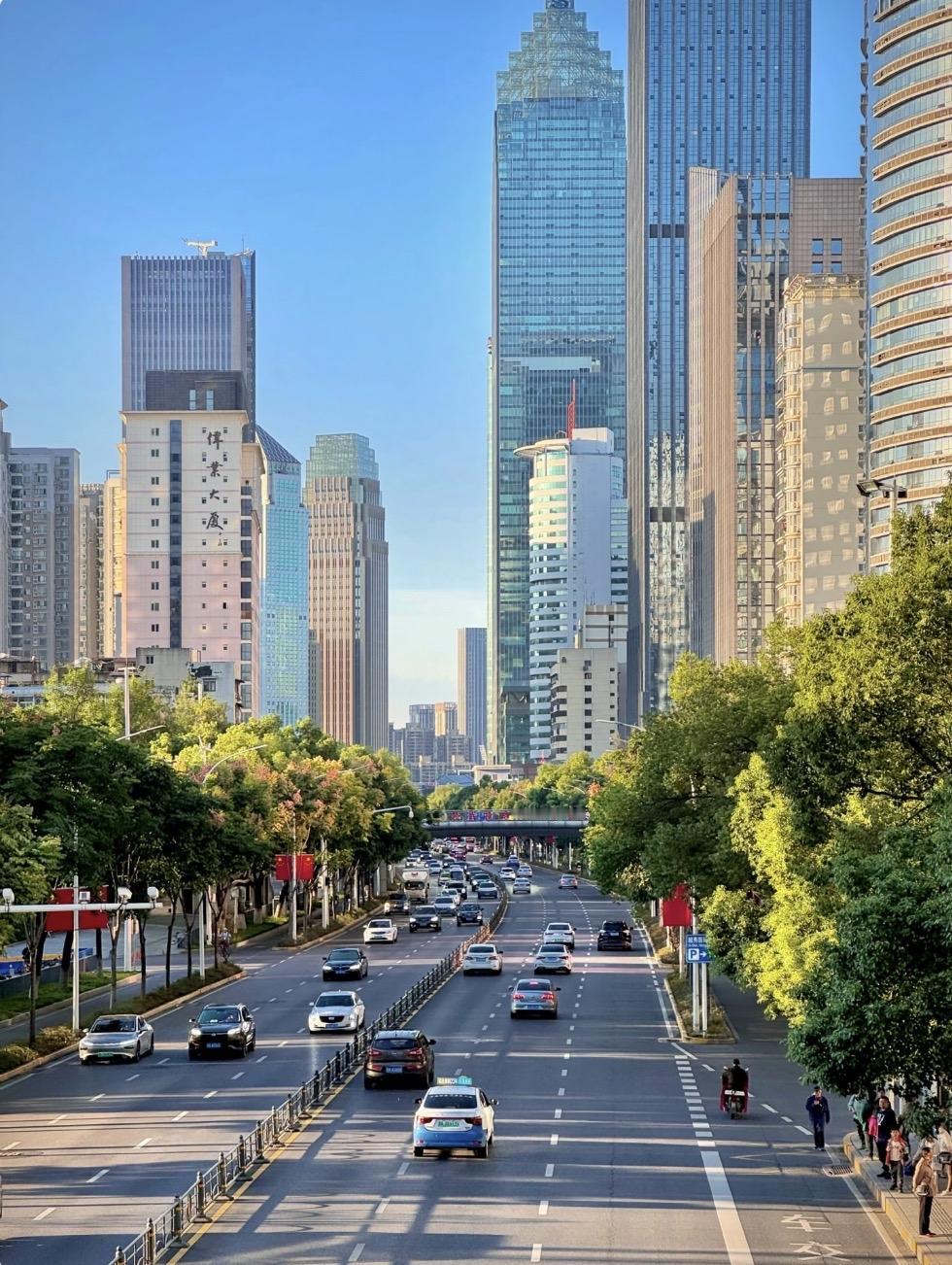 许多中外游客到上海的第一印象，
就是干净。

干净的代价：
上海一天的城市维护账