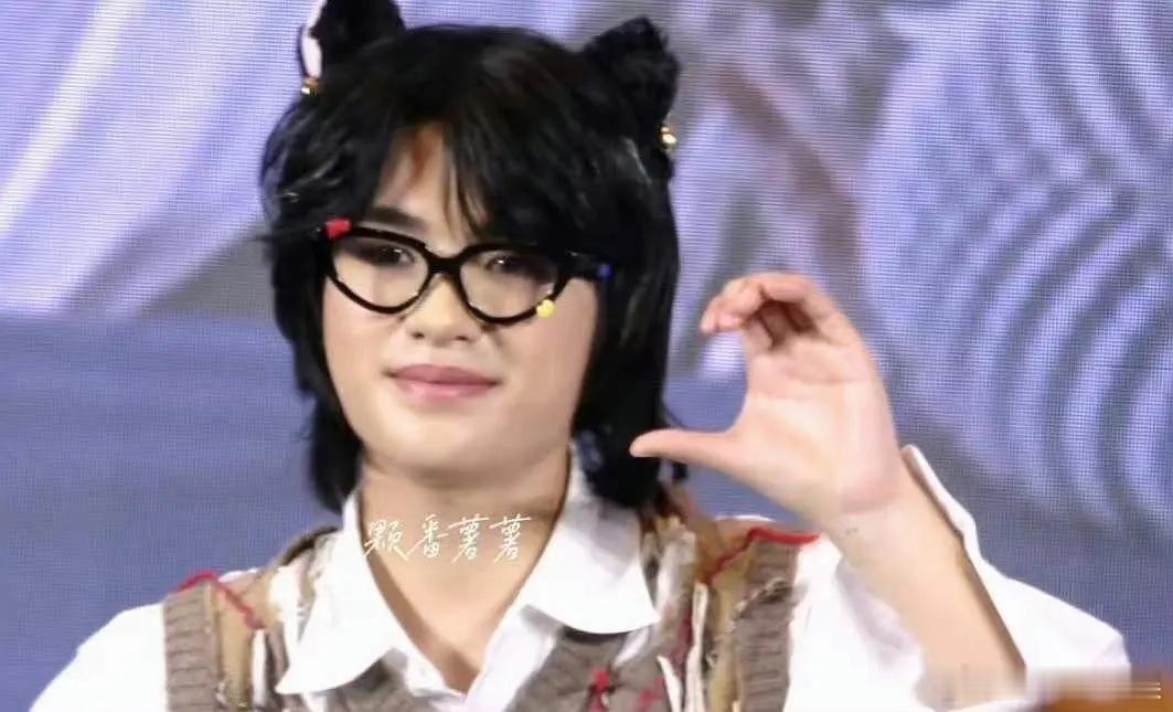 黄明昊怎么成这样了？馒化好严重，男爱豆能不能有点身材管理 ​​​