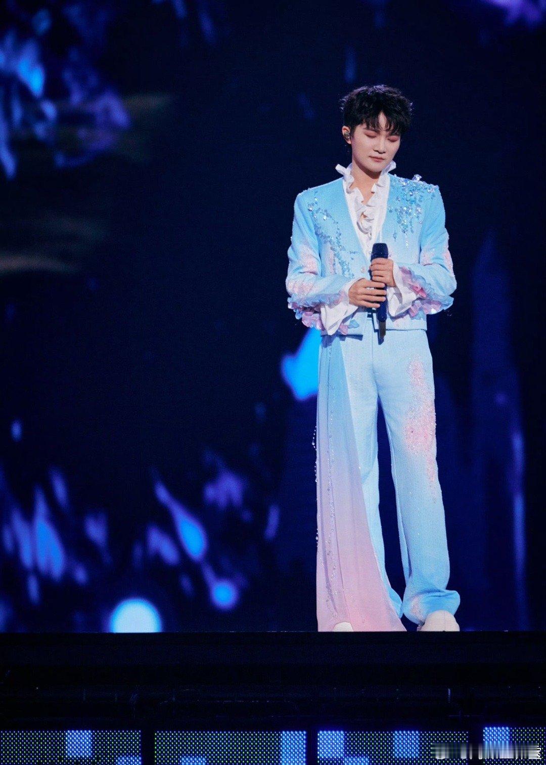 周深紧急叫停 谁懂这种可爱暴击！周深演唱会唱跳正投入突然嘴瓢，直接霸气喊停重来，