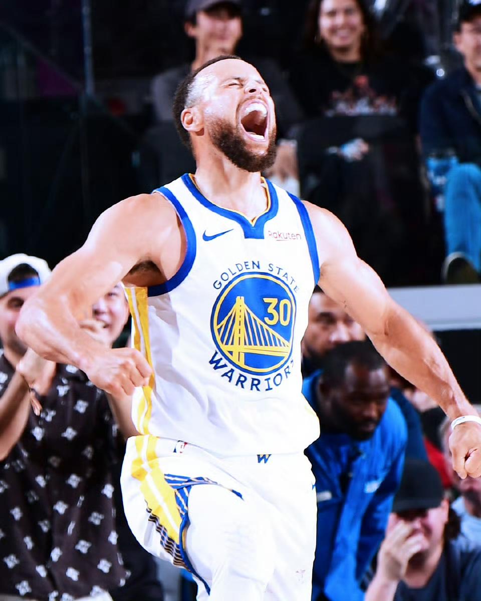 库里三分之神！
勇士126-121快船，末节43-24大逆转，库里下半场封神
