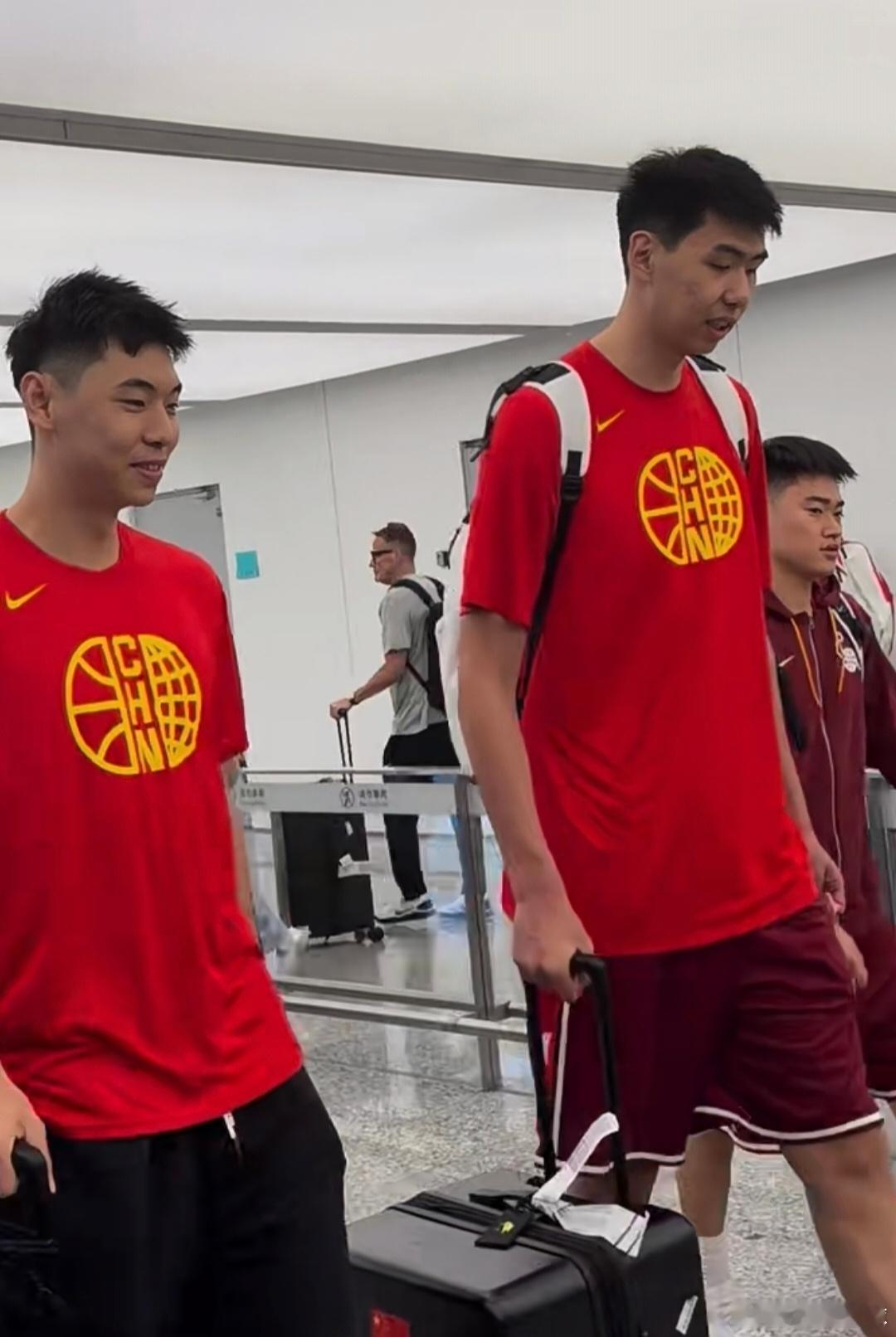 中国男篮已抵达浙江杭州，备战杭州站的两场热身赛，中国队将于6月21号对阵澳大利亚