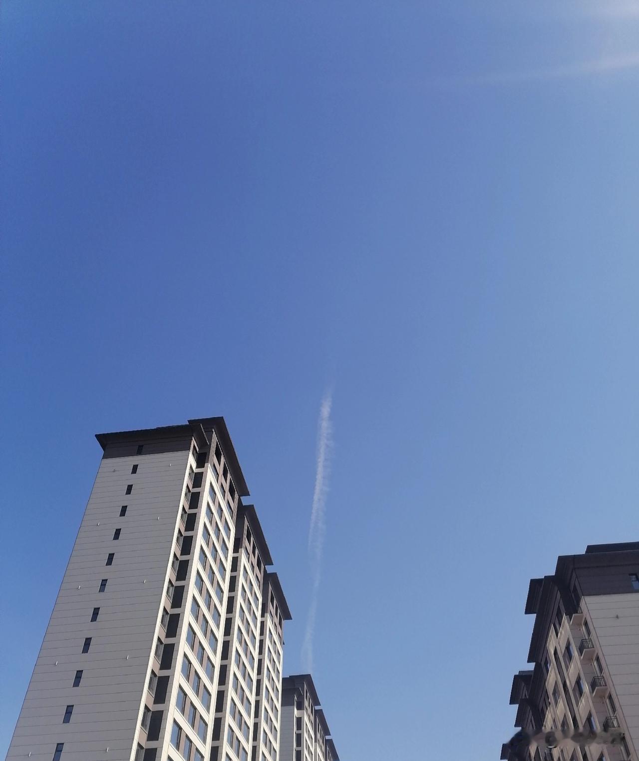 今天不太冷，准备出门逛逛家乡的年货大集，难得回来就别错过。

全副武装出门，我才