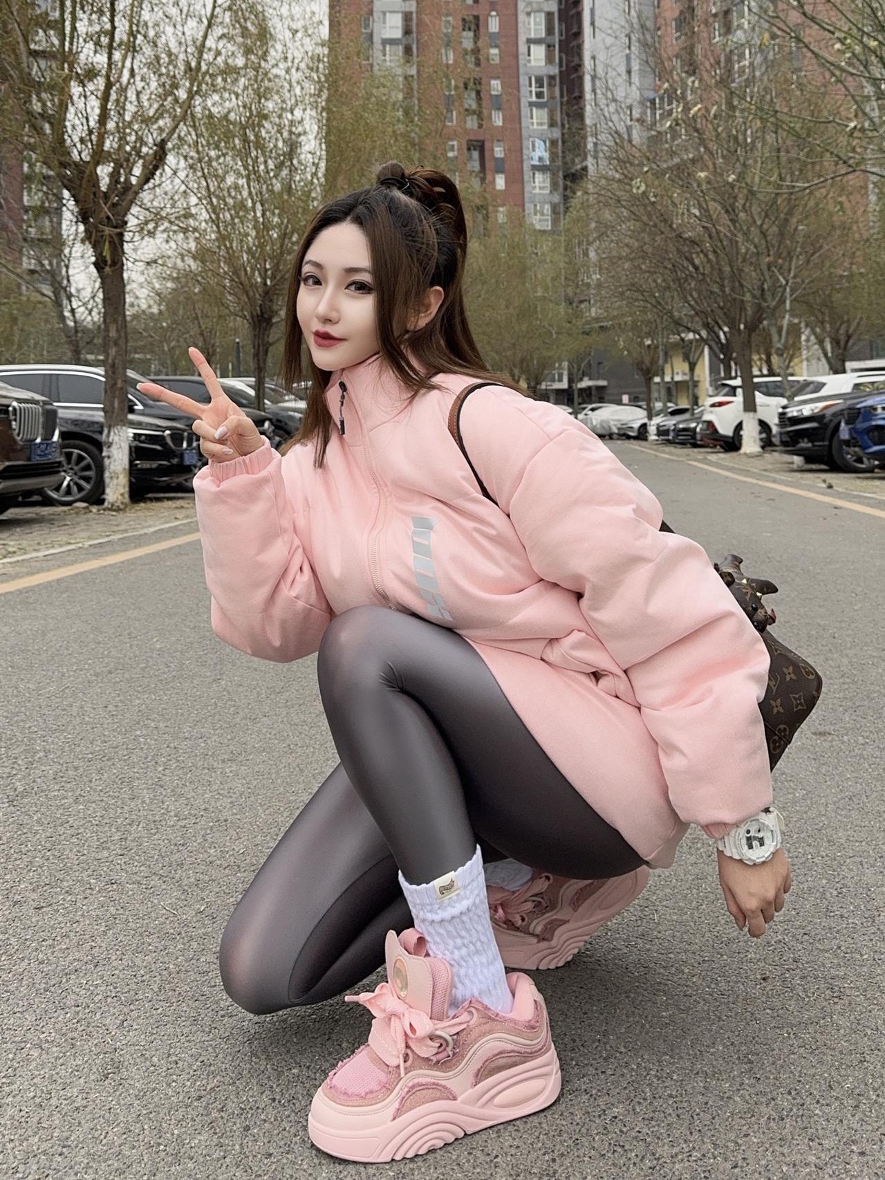 等等我先摆好造型 打卡一个新look 过年穿什么 光泽裤 健美裤