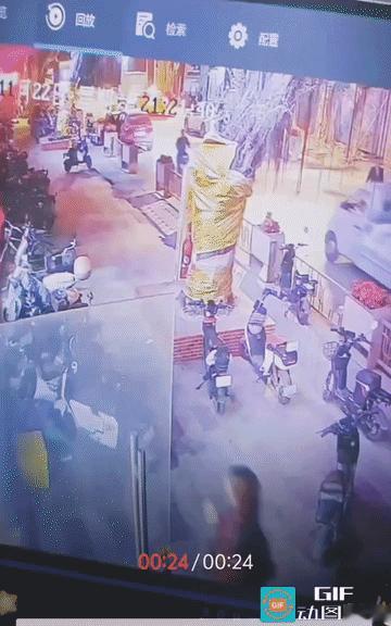 俩女子大概率是喝酒了，走路不是很稳，把两辆电动车碰到后也没有扶就走了。可不到三秒