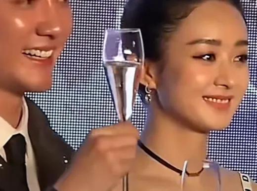 她是个智慧的女人，不管复婚与否她肯定是经过深思熟虑的，幸福就好[赞][赞]尊重你