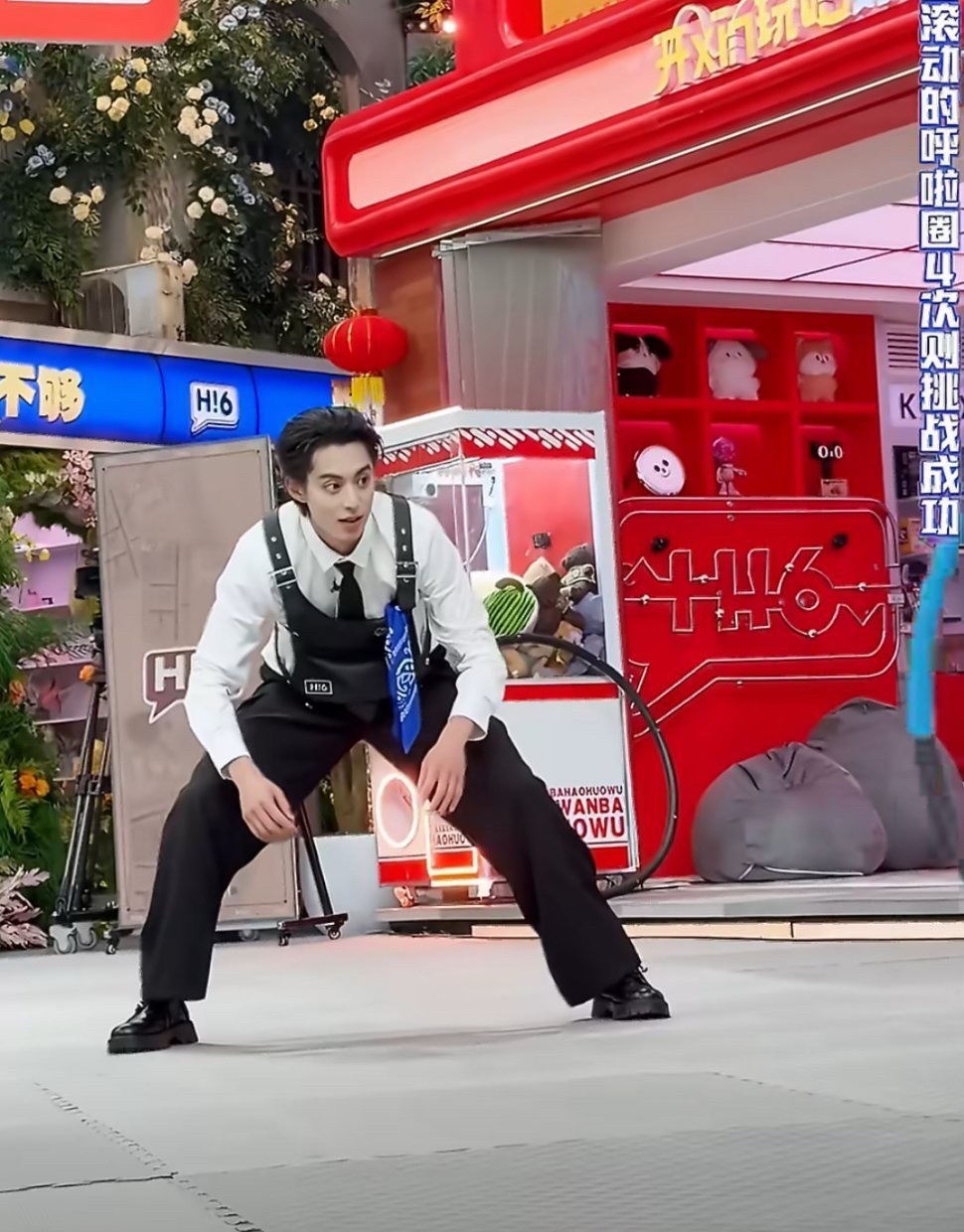 王鹤棣丁程鑫钻呼啦圈太有节目了王鹤棣丁程鑫你俩这个转呼啦圈是有点功夫在身上的，这