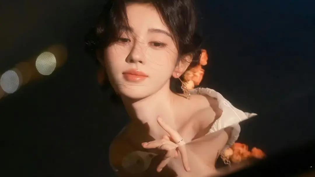 之前一直在评论区看到说鞠姐现在像蔡坤我还不屑一顾直到这两张图😅 ​​​
