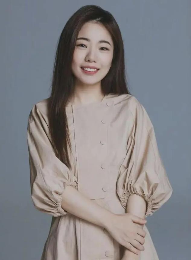 蒋方舟和贾浅浅，前后脚栽了。

7月13日，人大撤销蒋方舟硕士学位。紧接着，贾浅