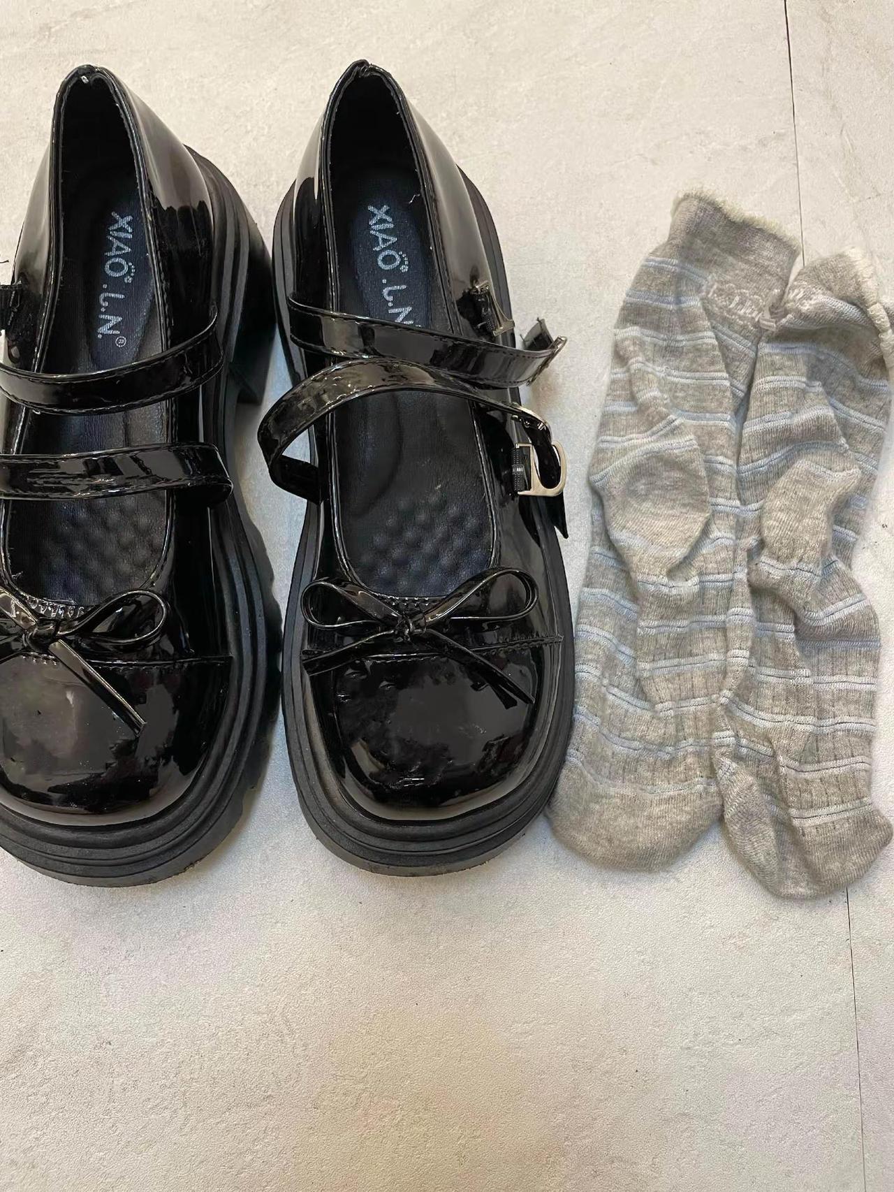 女大学姐黑色厚底玛丽珍lo鞋。玛丽珍