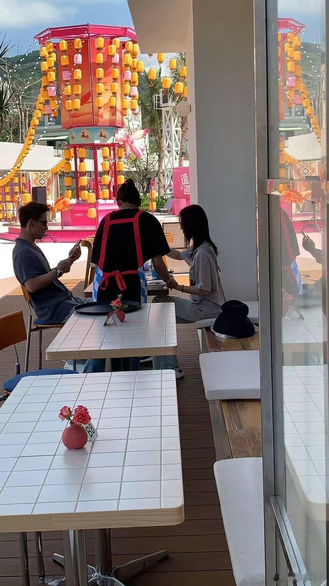 海南偶遇吴谨言洪尧吃饭有人结婚是为了上热搜，有人结婚是为了过日子。吴谨言洪尧属于