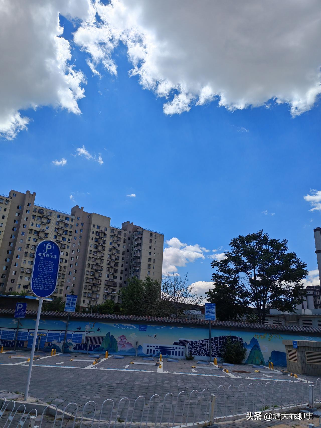 北京的蓝天
你敢信吗
这几张照片
就是今天的北京市区