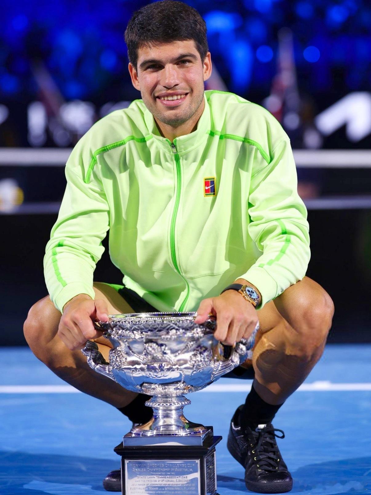 阿尔卡拉斯澳网夺冠 德约澳网决赛首败！阿卡绝境翻盘，第4盘5-5后关键破发锁定胜