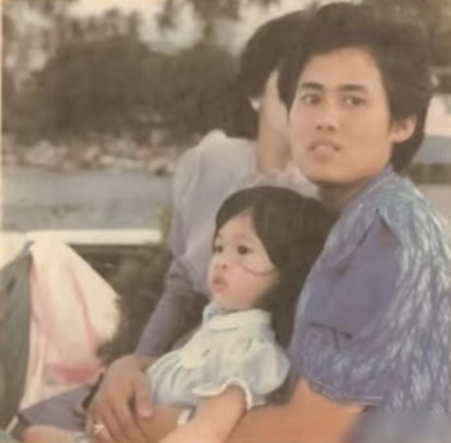 年轻的诗琳通公主怀里抱着的是侄女帕查拉公主。

现在再翻到这张老照片真的太戳人了