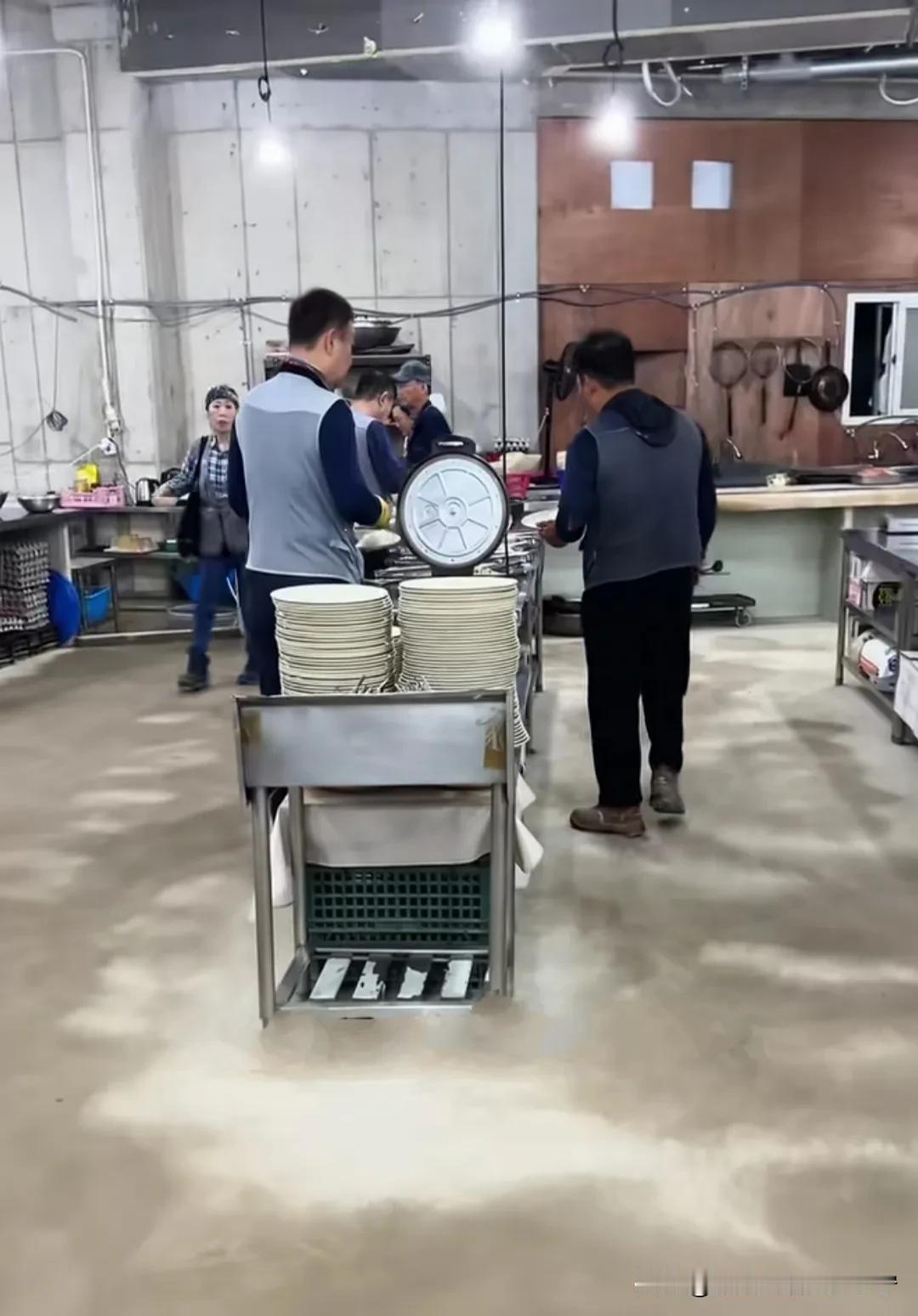 这早餐的标志，已经击败了99%国内建筑工地的餐饮标准！
    咱同胞分享了一段
