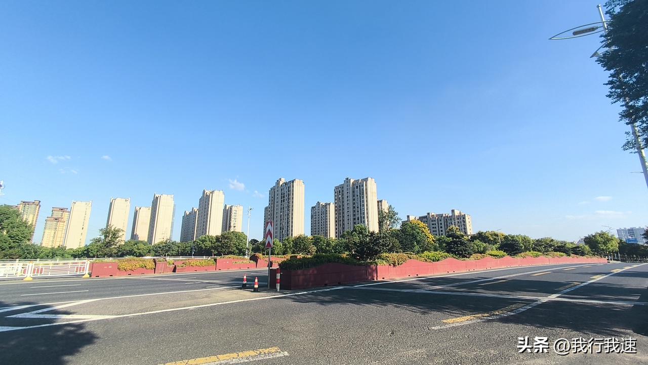 南京今天主打晴或多云的配置，白天太阳明晃晃铺下来，暑气根本没完全散，午间最高温能
